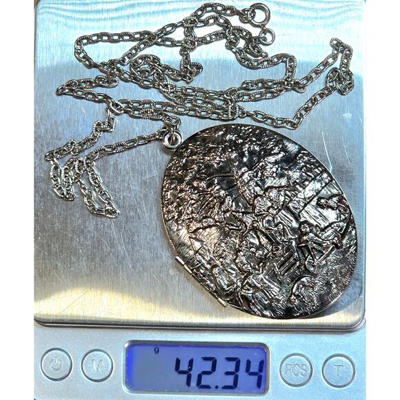 Vintage 1970s Unmarked Whiting Davis Oversized Locket 1500s Scene Necklace - Picture 4 of 5